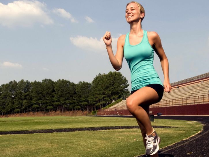 smiling-young-woman-was-jogging-with-a-high-legged-technique-e1430133662912-725x544