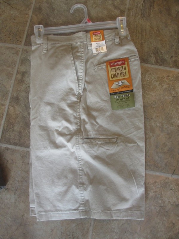 Wrangler advanced comfort flat front cargo short