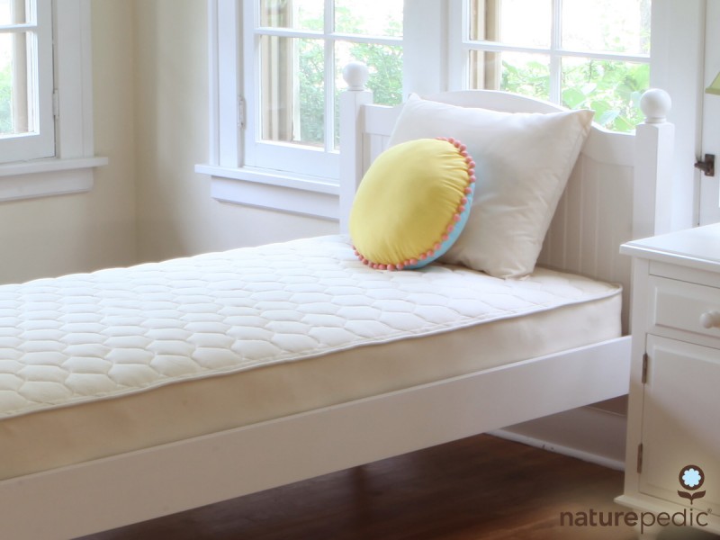 Bedtime Routines To Help Kids Sleep Better + Naturepedic Quilted Organic Cotton Deluxe Trundle Mattress
