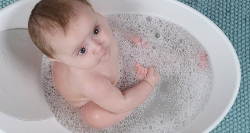 Shnuggle Baby Bath {Award-Winning Infant Bathtub} Shnuggle are a British company founded in 2009 who are now bringing their clever and innovative baby products to the USA. {Emily Reviews}