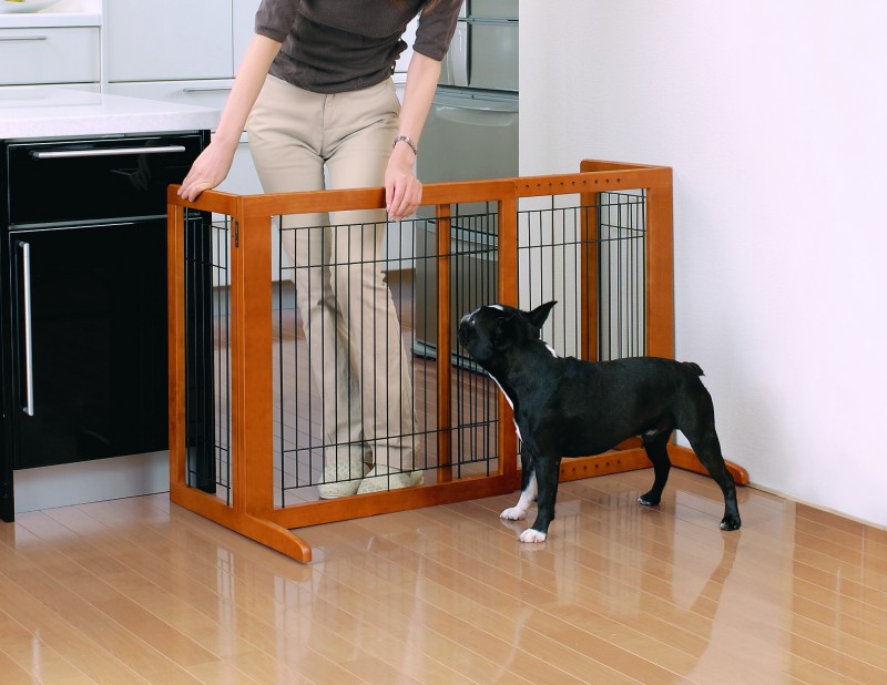 Freestanding dog gate