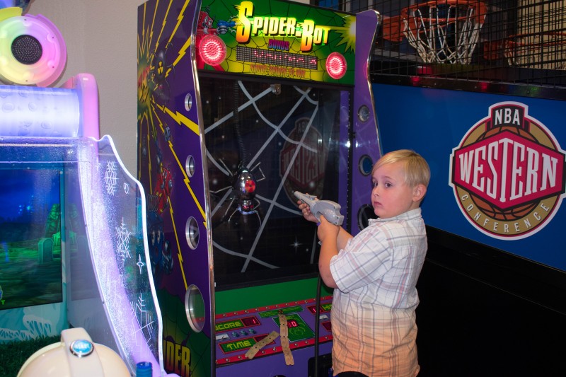 Chuck E Cheese spider game