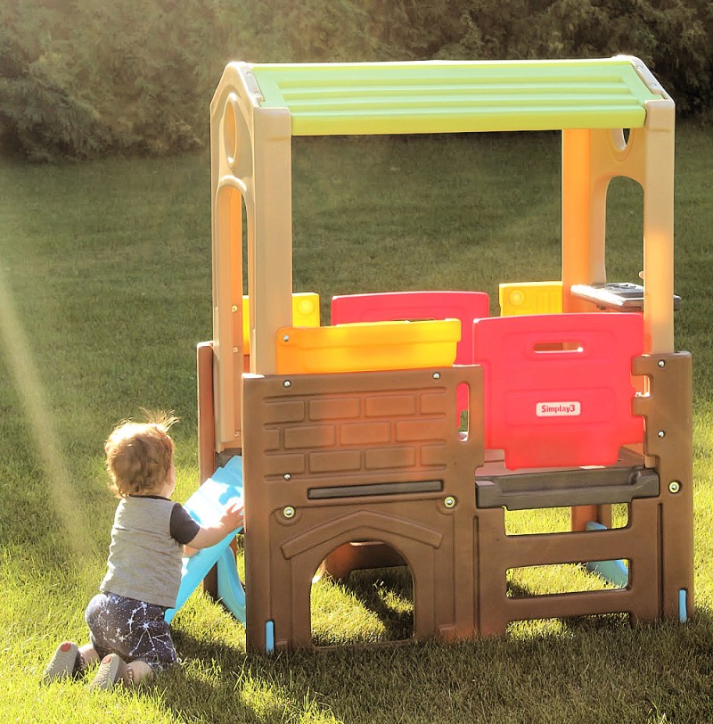 6 Benefits To Outdoor Play [+Simplay3 Discovery Playhouse Review]