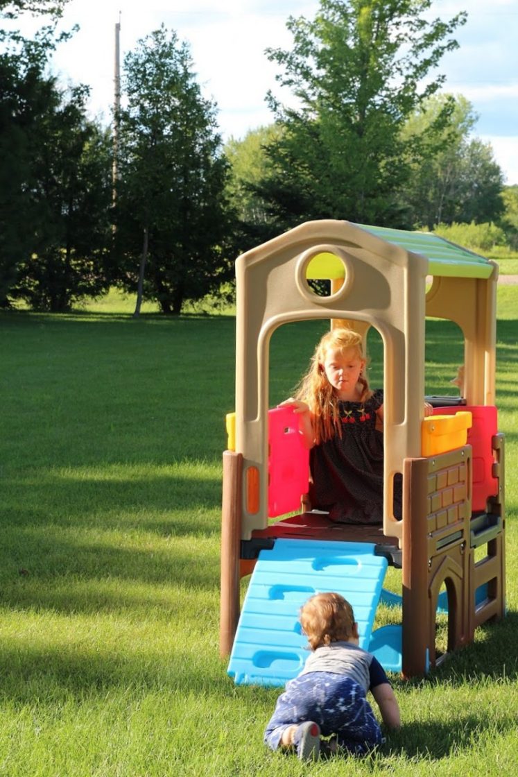 6 Benefits To Outdoor Play [+Simplay3 Discovery Playhouse Review]