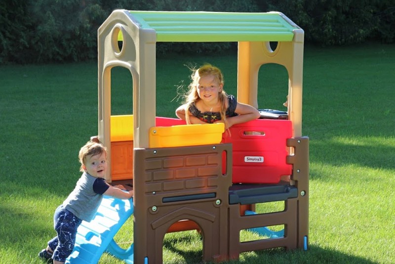 6 Benefits To Outdoor Play [+Simplay3 Discovery Playhouse Review]