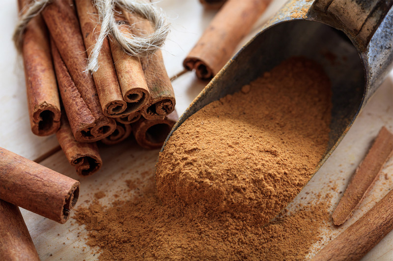 Cinnamon sticks and cinnamon in a scooper