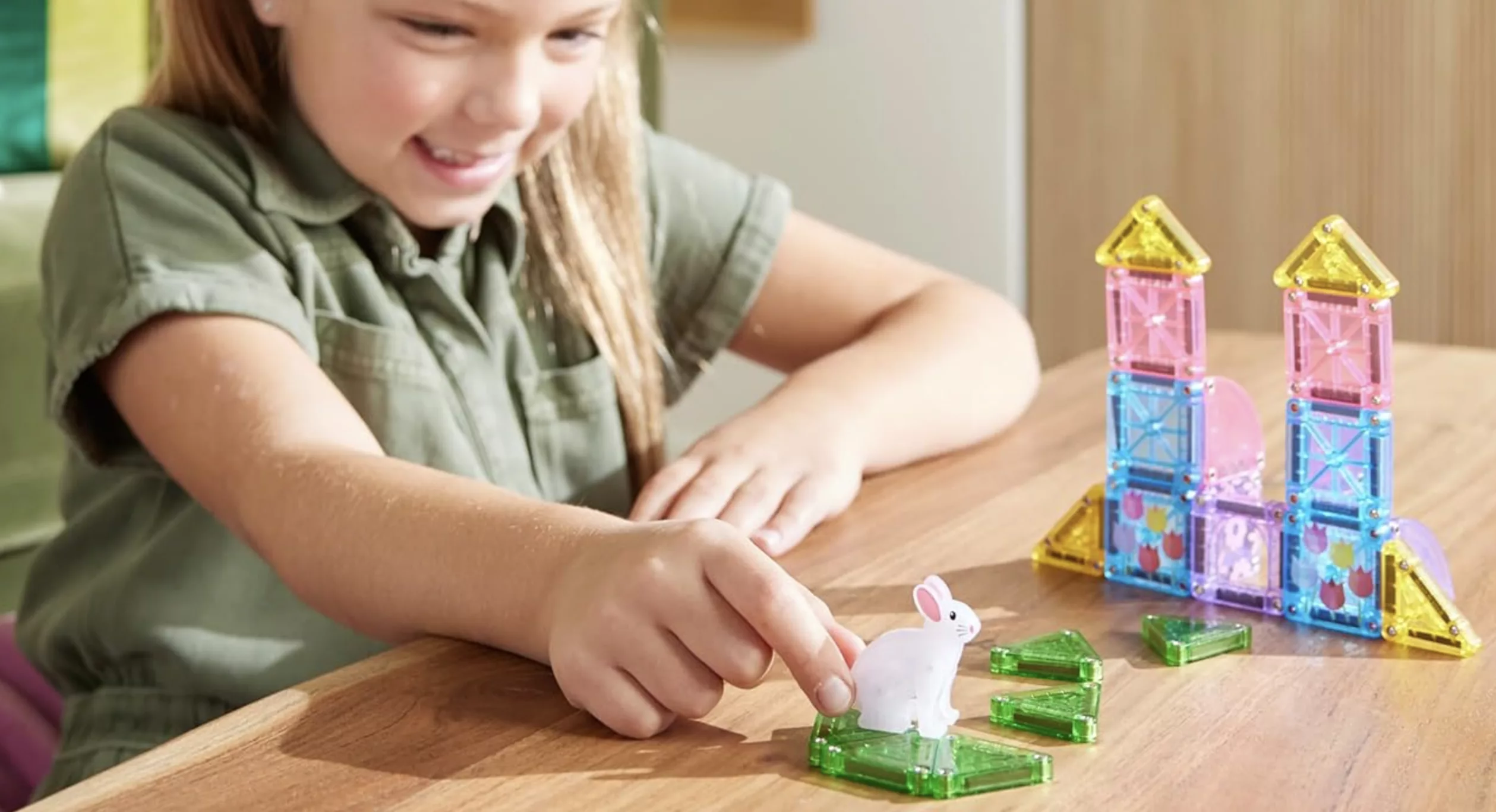 Magna-Tiles microMAGS 24-Piece Spring Garden Travel Set.