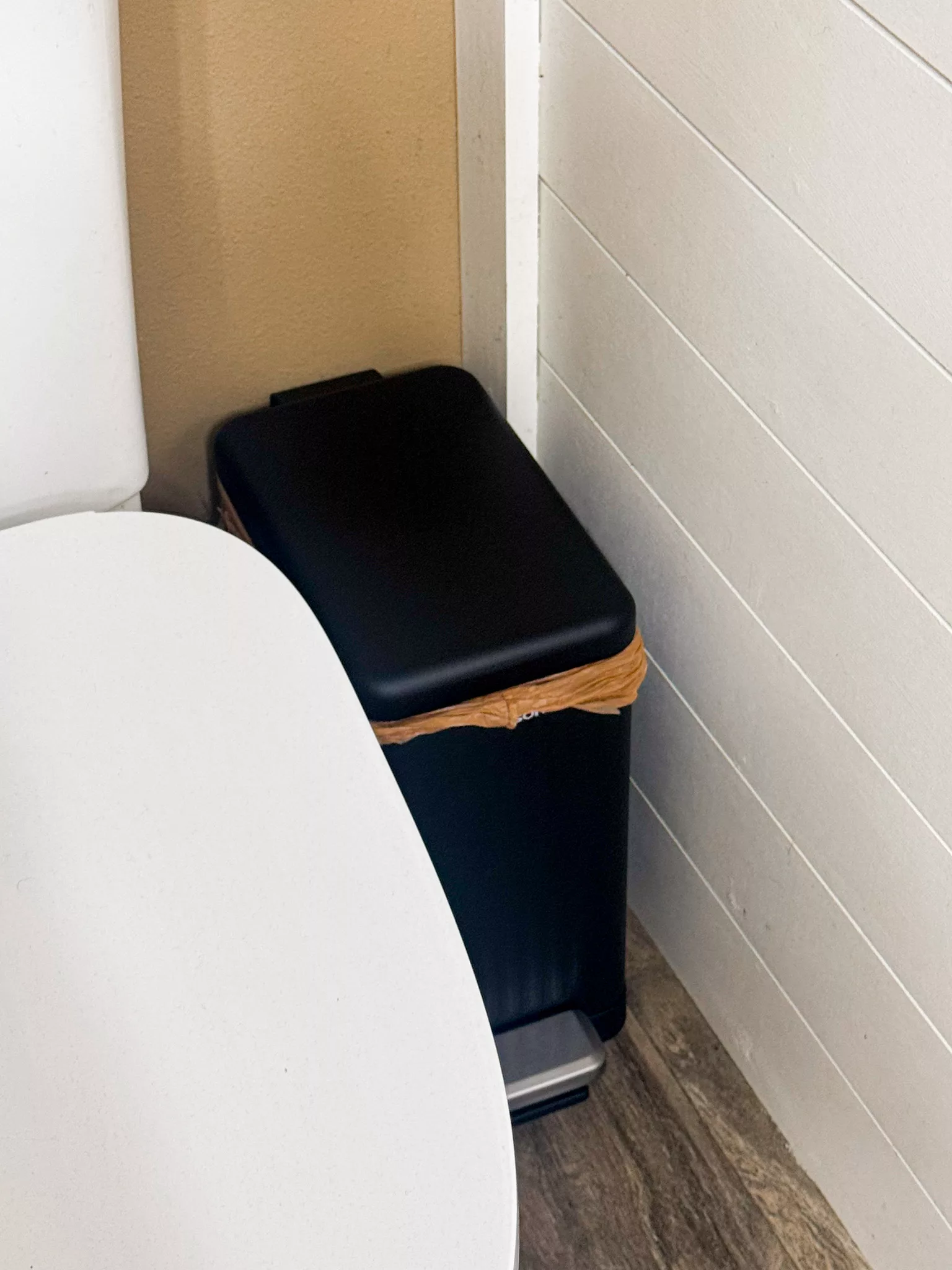 SONGMICS Bathroom Trash Can, 2.6-Gallon.