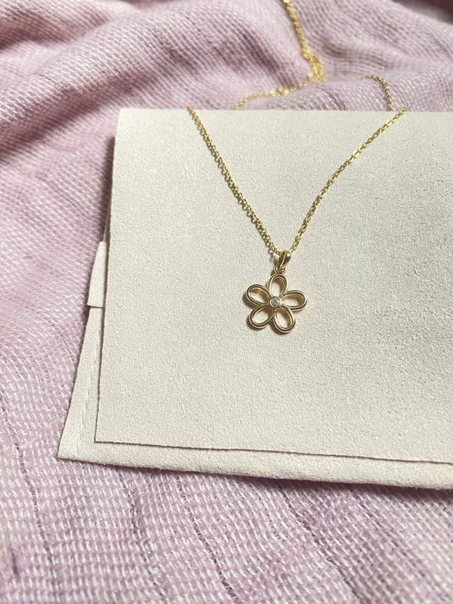 A Gilded Leaf - Gold Daisy Diamond Necklace Review + Giveaway A gilded leaf daisy necklace review and giveaway