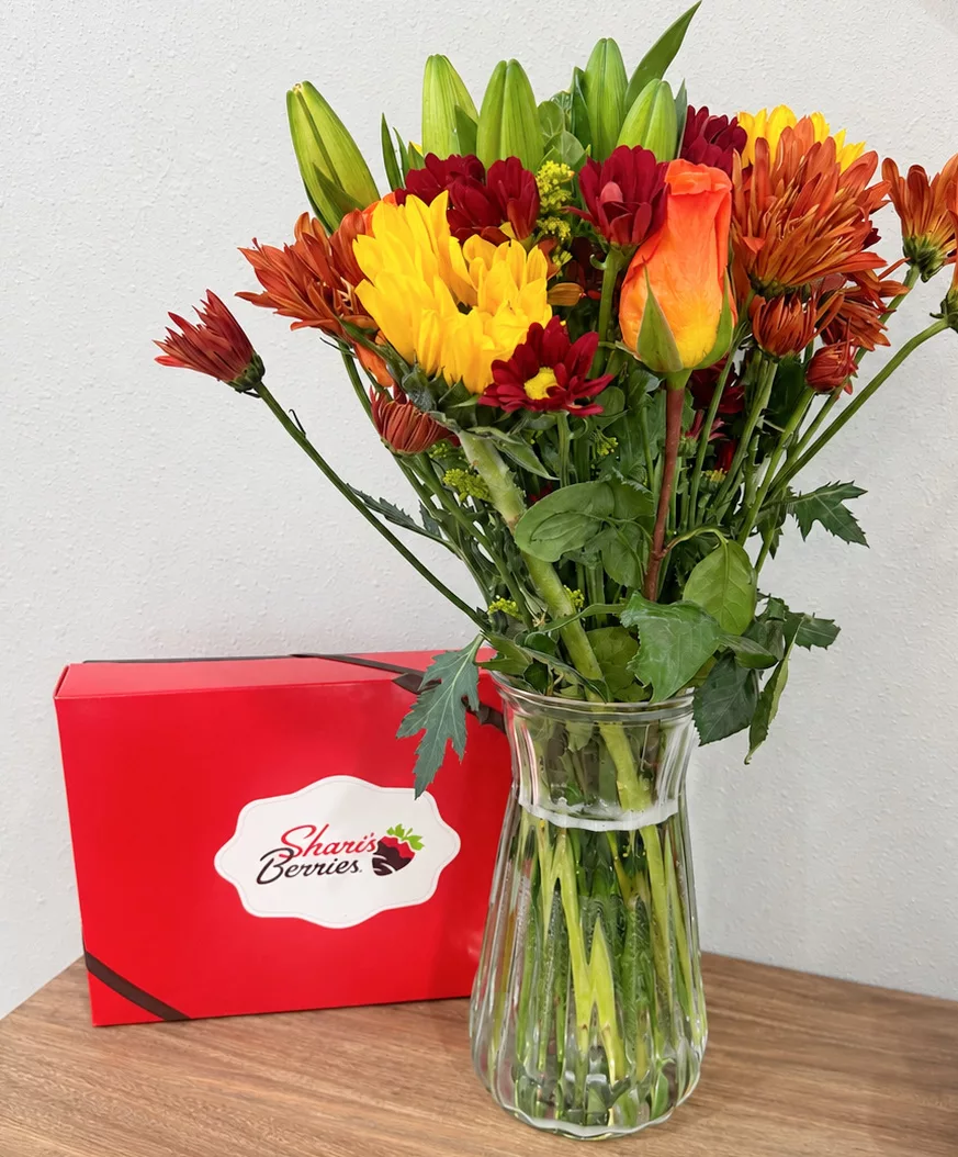 Shari's Berries Flowers & Chocolate-Covered Strawberries: A Winning Gift Combination.